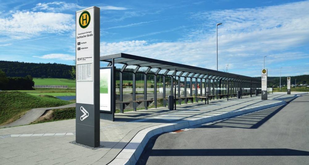 Große Wartehalle mit vielen Sitzbänken